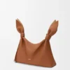 Bolso tipo bufanda mediano en piel de becerro lisa Bolso tipo bufanda mediano en piel de becerro lisa