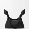 Bolso tipo bufanda mediano en piel de becerro lisa Bolso tipo bufanda mediano en piel de becerro lisa