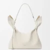 Bolso tipo bufanda mediano en piel de becerro lisa Bolso tipo bufanda mediano en piel de becerro lisa