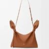Bolso tipo bufanda mediano en piel de becerro lisa Bolso tipo bufanda mediano en piel de becerro lisa