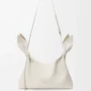 Bolso tipo bufanda mediano en piel de becerro lisa Bolso tipo bufanda mediano en piel de becerro lisa