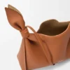 Bolso tipo bufanda mediano en piel de becerro lisa Bolso tipo bufanda mediano en piel de becerro lisa