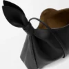Bolso tipo bufanda mediano en piel de becerro lisa Bolso tipo bufanda mediano en piel de becerro lisa