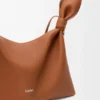 Bolso tipo bufanda mediano en piel de becerro lisa Bolso tipo bufanda mediano en piel de becerro lisa