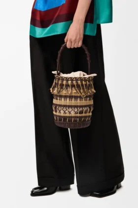 Bolso tipo cubeta de cordón y cuero