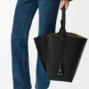 Bolso tipo cubo Bilbao grande en piel de becerro lisa Bolso tipo cubo Bilbao grande en piel de becerro lisa