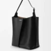 Bolso tipo cubo Bilbao grande en piel de becerro lisa Bolso tipo cubo Bilbao grande en piel de becerro lisa