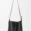 Bolso tipo cubo Bilbao grande en piel de becerro lisa Bolso tipo cubo Bilbao grande en piel de becerro lisa