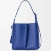 Bolso tipo cubo Bilbao mediano en piel de becerro lisa Bolso tipo cubo Bilbao mediano en piel de becerro lisa