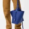 Bolso tipo cubo Bilbao mediano en piel de becerro lisa Bolso tipo cubo Bilbao mediano en piel de becerro lisa