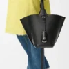 Bolso tipo cubo Bilbao mediano en piel de becerro lisa Bolso tipo cubo Bilbao mediano en piel de becerro lisa