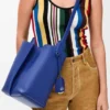 Bolso tipo cubo Bilbao mediano en piel de becerro lisa Bolso tipo cubo Bilbao mediano en piel de becerro lisa