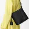 Bolso tipo cubo Bilbao mediano en piel de becerro lisa Bolso tipo cubo Bilbao mediano en piel de becerro lisa