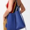 Bolso tipo cubo Bilbao mediano en piel de becerro lisa Bolso tipo cubo Bilbao mediano en piel de becerro lisa
