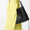 Bolso tipo cubo Bilbao mediano en piel de becerro lisa Bolso tipo cubo Bilbao mediano en piel de becerro lisa