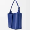Bolso tipo cubo Bilbao mediano en piel de becerro lisa Bolso tipo cubo Bilbao mediano en piel de becerro lisa
