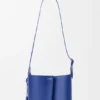 Bolso tipo cubo Bilbao mediano en piel de becerro lisa Bolso tipo cubo Bilbao mediano en piel de becerro lisa