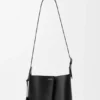 Bolso tipo cubo Bilbao mediano en piel de becerro lisa Bolso tipo cubo Bilbao mediano en piel de becerro lisa
