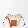 Bolso tipo cubo con cordón de hoja de palma y piel de becerro Bolso tipo cubo con cordón de hoja de palma y piel de becerro