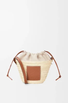 Bolso tipo cubo con cordón de hoja de palma y piel de becerro