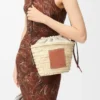 Bolso tipo cubo con cordón de hoja de palma y piel de becerro Bolso tipo cubo con cordón de hoja de palma y piel de becerro