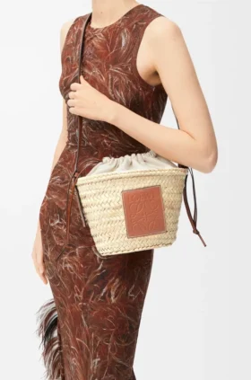 Bolso tipo cubo con cordón de hoja de palma y piel de becerro