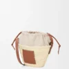 Bolso tipo cubo con cordón de hoja de palma y piel de becerro Bolso tipo cubo con cordón de hoja de palma y piel de becerro