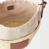 Bolso tipo cubo con cordón de hoja de palma y piel de becerro Bolso tipo cubo con cordón de hoja de palma y piel de becerro