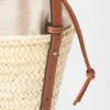 Bolso tipo cubo con cordón de hoja de palma y piel de becerro Bolso tipo cubo con cordón de hoja de palma y piel de becerro