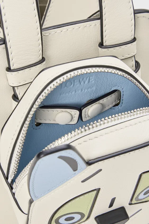 Bolso tipo Hammock Compact «Futurist Cat» en piel de becerro clásica Bolso tipo Hammock Compact «Futurist Cat» en piel de becerro clásica