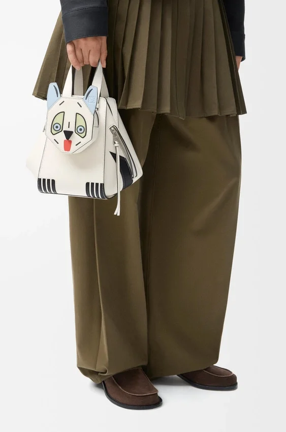 Bolso tipo Hammock Compact «Futurist Cat» en piel de becerro clásica Bolso tipo Hammock Compact «Futurist Cat» en piel de becerro clásica