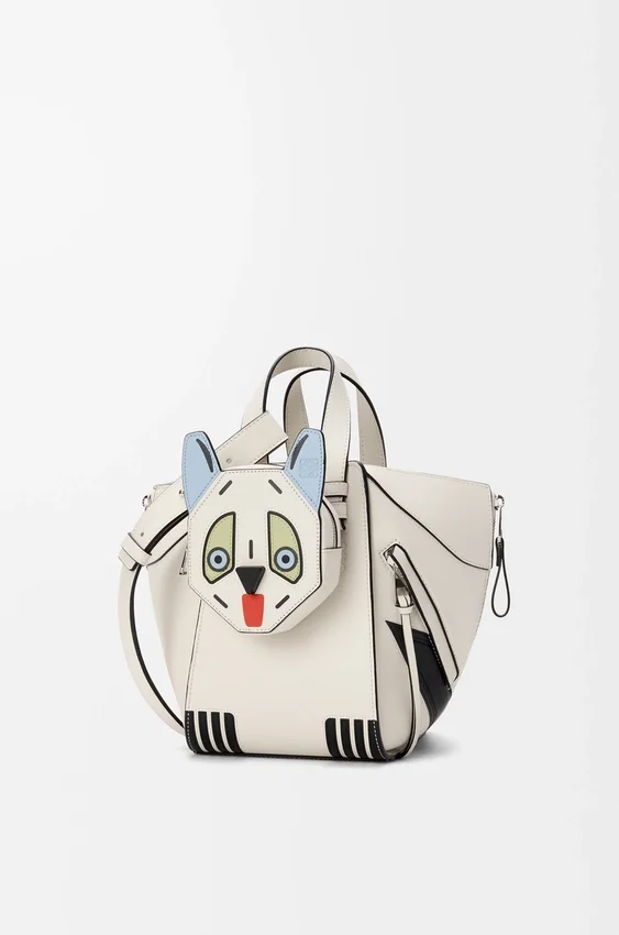 Bolso tipo Hammock Compact «Futurist Cat» en piel de becerro clásica Bolso tipo Hammock Compact «Futurist Cat» en piel de becerro clásica