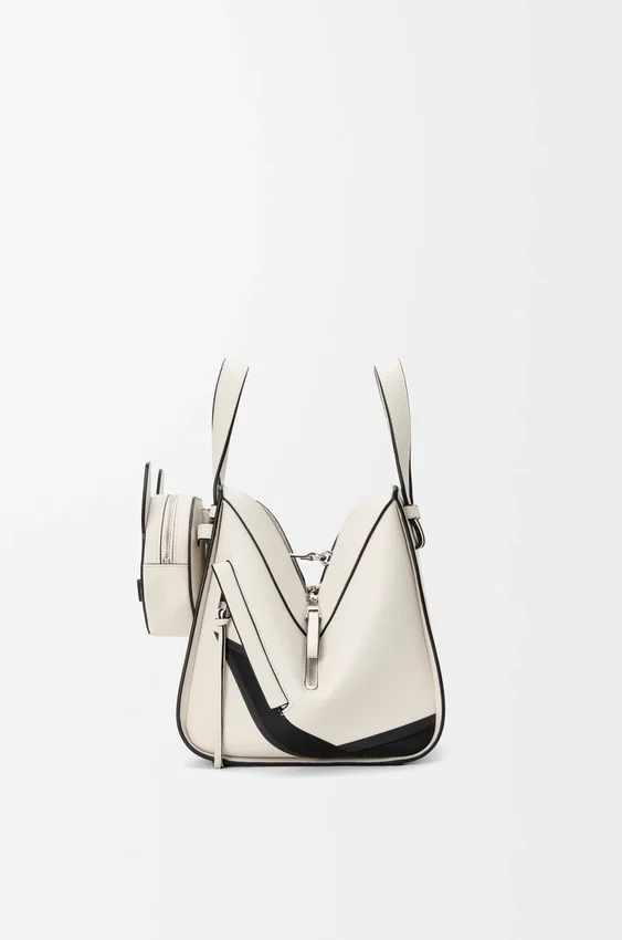 Bolso tipo Hammock Compact «Futurist Cat» en piel de becerro clásica Bolso tipo Hammock Compact «Futurist Cat» en piel de becerro clásica
