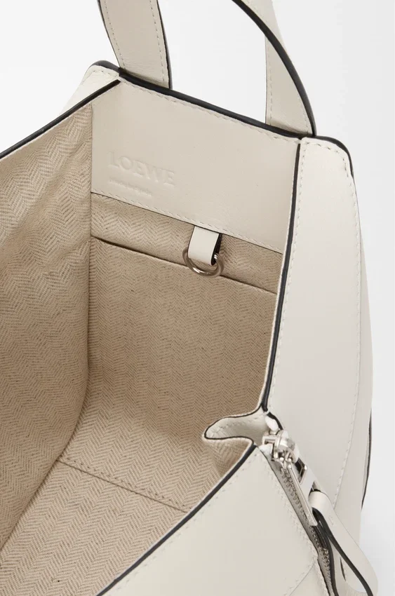 Bolso tipo Hammock Compact «Futurist Cat» en piel de becerro clásica Bolso tipo Hammock Compact «Futurist Cat» en piel de becerro clásica