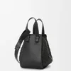 Bolso tipo hammock compacto en piel de becerro Bolso tipo hammock compacto en piel de becerro