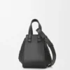 Bolso tipo hammock compacto en piel de becerro Bolso tipo hammock compacto en piel de becerro