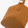 Bolso tipo Pebble Bucket grande «Pebble» en piel de becerro de gamuza