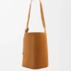 Bolso tipo Pebble Bucket grande «Pebble» en piel de becerro de gamuza
