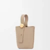 Bolso tipo Pebble Bucket mini en piel de becerro suave granulada