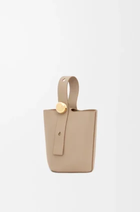 Bolso tipo Pebble Bucket mini en piel de becerro suave granulada