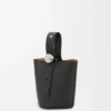 Bolso tipo Pebble Bucket mini en piel de becerro suave granulada