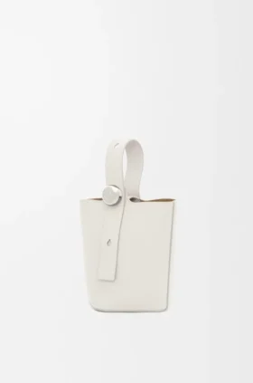 Bolso tipo Pebble Bucket mini en piel de becerro suave granulada