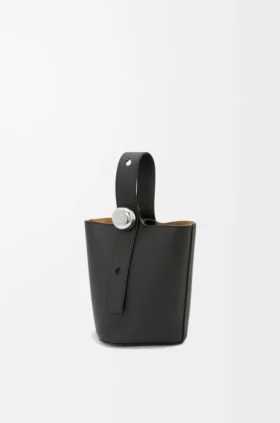 Bolso tipo Pebble Bucket mini en piel de becerro suave granulada
