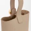 Bolso tipo Pebble Bucket mini en piel de becerro suave granulada