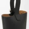 Bolso tipo Pebble Bucket mini en piel de becerro suave granulada