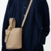 Bolso tipo Pebble Bucket mini en piel de becerro suave granulada