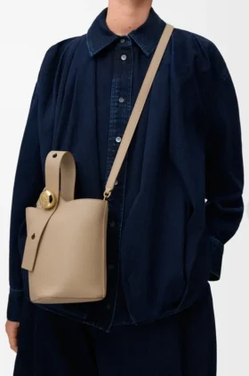 Bolso tipo Pebble Bucket mini en piel de becerro suave granulada