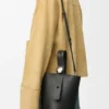 Bolso tipo Pebble Bucket mini en piel de becerro suave granulada