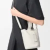Bolso tipo Pebble Bucket mini en piel de becerro suave granulada Bolso tipo Pebble Bucket mini en piel de becerro suave granulada