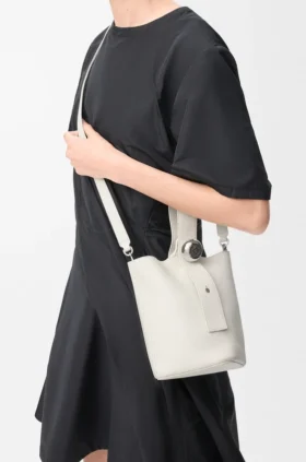 Bolso tipo Pebble Bucket mini en piel de becerro suave granulada